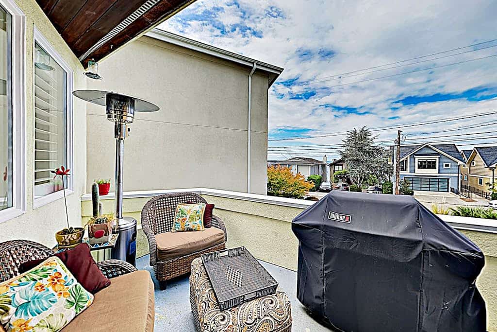 Chic Alki Point Retreat w/ 2 Bay-View Balconies - Walk to Beach and Eateries