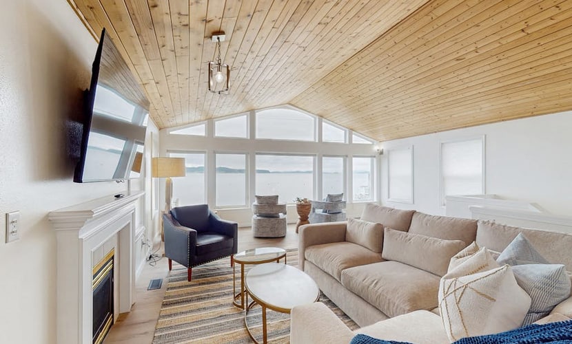 Conveniently located home w/ jacuzzi, fast wifi & waterfront views