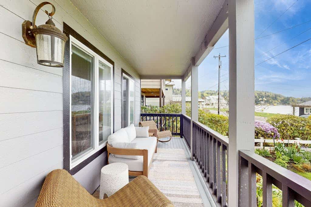 Conveniently located home w/ jacuzzi, fast wifi & waterfront views