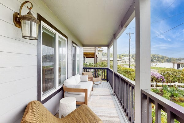 Conveniently located home w/ jacuzzi, fast wifi & waterfront views