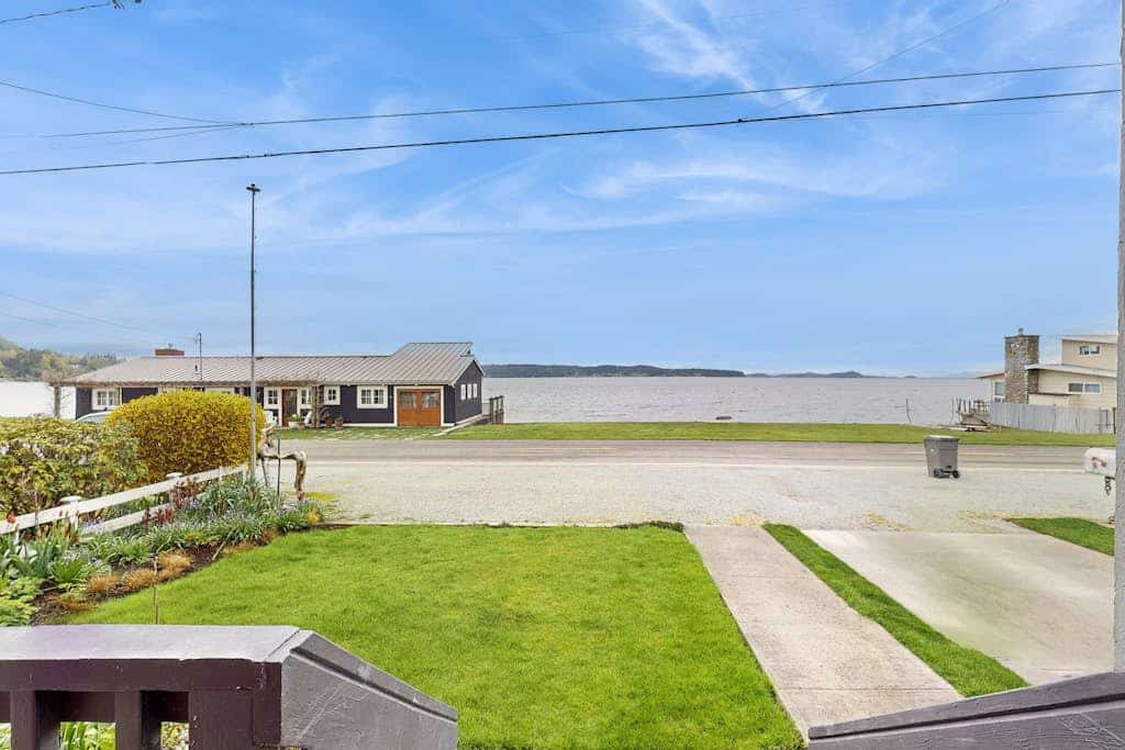 Conveniently located home w/ jacuzzi, fast wifi & waterfront views