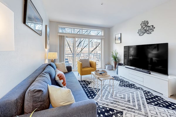 Stylish Belltown Court Gem | Pool, Hot Tub, Sauna, Parking & Rooftop Deck