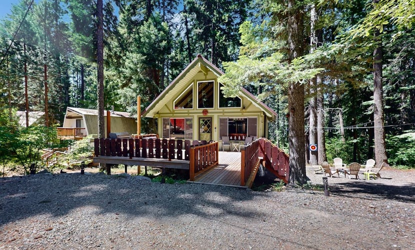 Charming vintage lodge with fireplace, deck & grill - walk to Lake Cle Elum