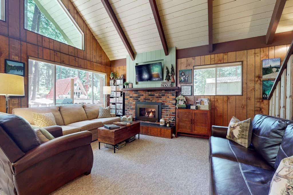 Charming vintage lodge with fireplace, deck & grill - walk to Lake Cle Elum