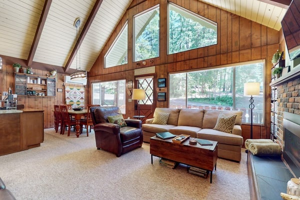 Charming vintage lodge with fireplace, deck & grill - walk to Lake Cle Elum