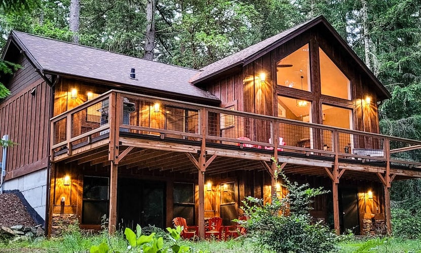 Welcoming cabin with fast WiFi, gas grill, lake views, kids loft & private W/D