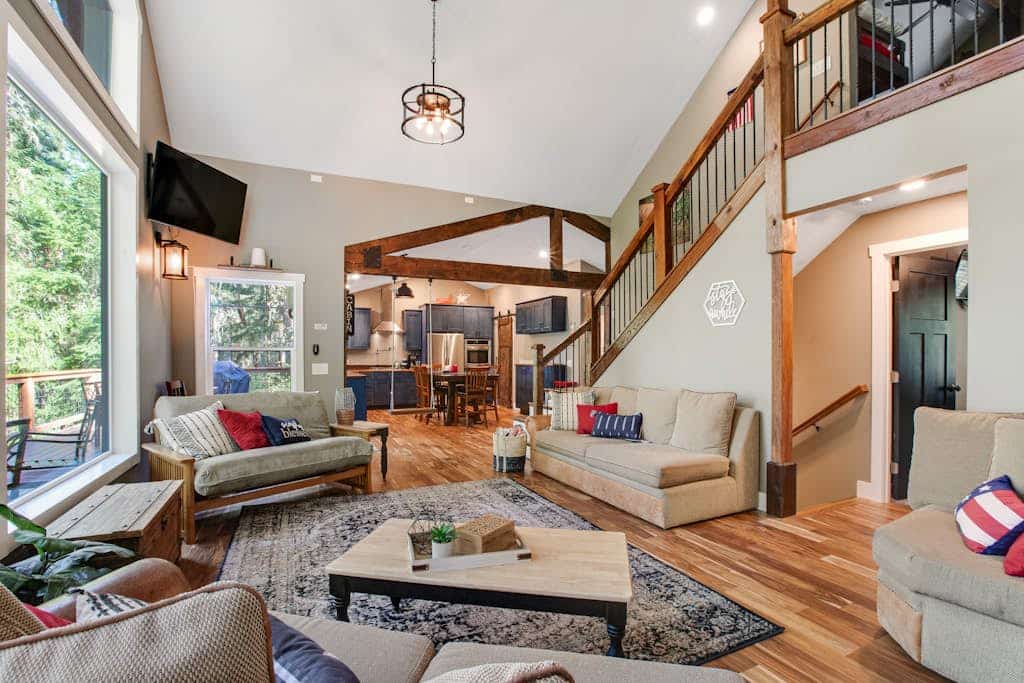 Welcoming cabin with fast WiFi, gas grill, lake views, kids loft & private W/D