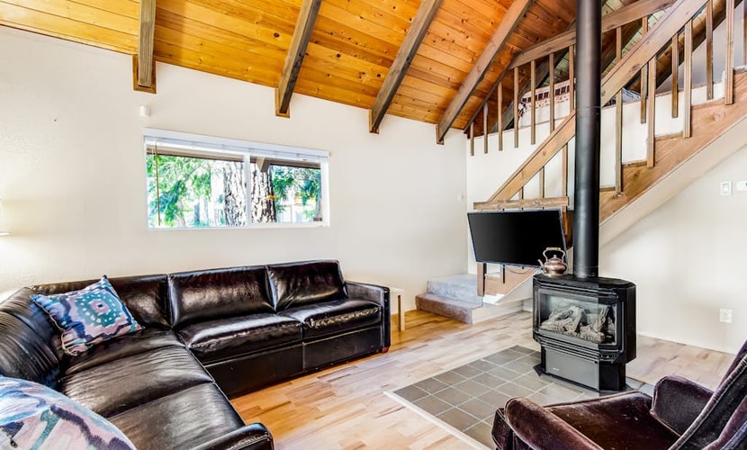 Wonderful lakefront cabin & guesthouse with mountain view & private dock