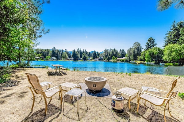 Wonderful lakefront cabin & guesthouse with mountain view & private dock