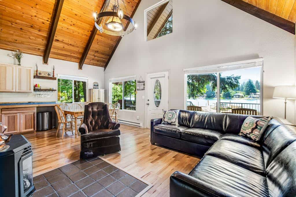 Wonderful lakefront cabin & guesthouse with mountain view & private dock