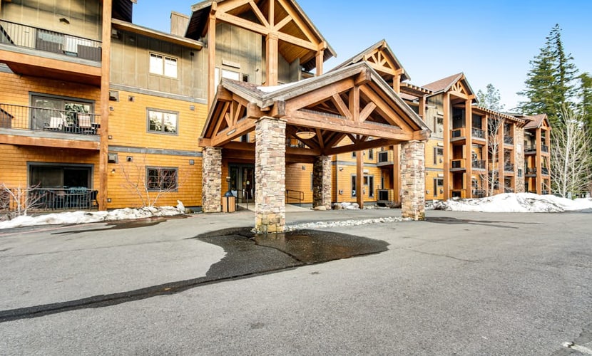 Year-round outdoor getaway with shared pool, private patio, full kitchen & WiFi