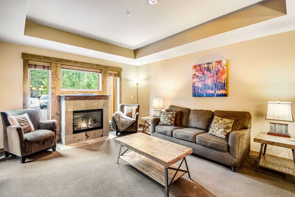 Year-round outdoor getaway with shared pool, private patio, full kitchen & WiFi