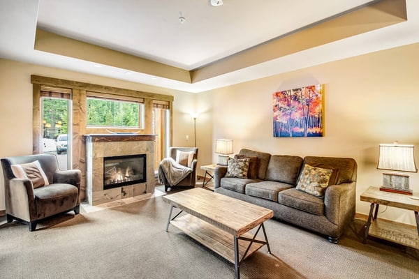 Year-round outdoor getaway with shared pool, private patio, full kitchen & WiFi