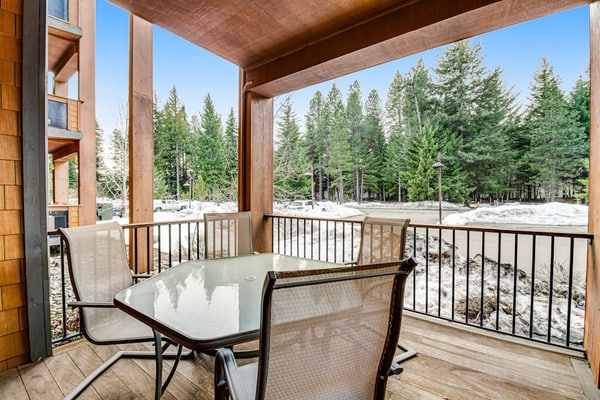 Year-round outdoor getaway with shared pool, private patio, full kitchen & WiFi