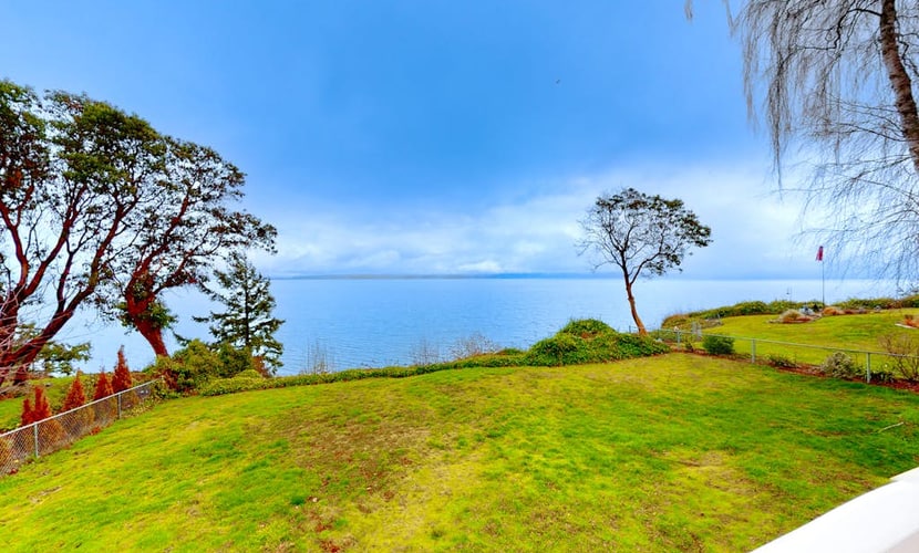 Bayfront home with amazing water & mountain views, deck, lawn, grill, streaming