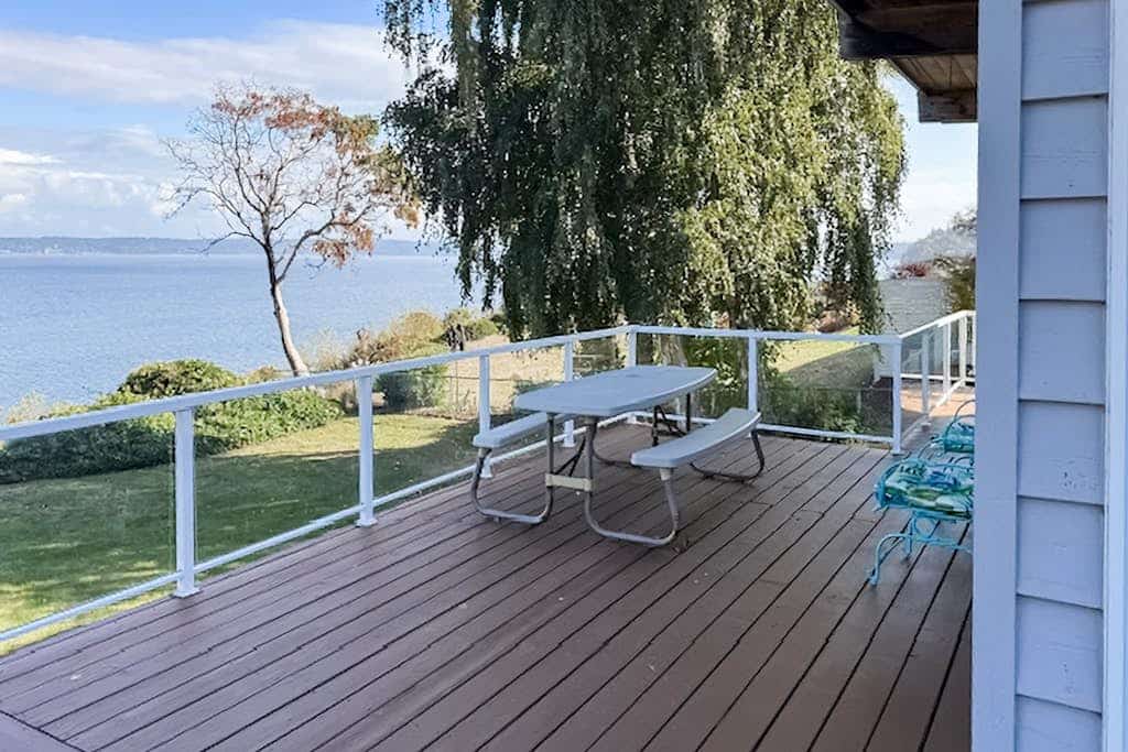 Bayfront home with amazing water & mountain views, deck, lawn, grill, streaming