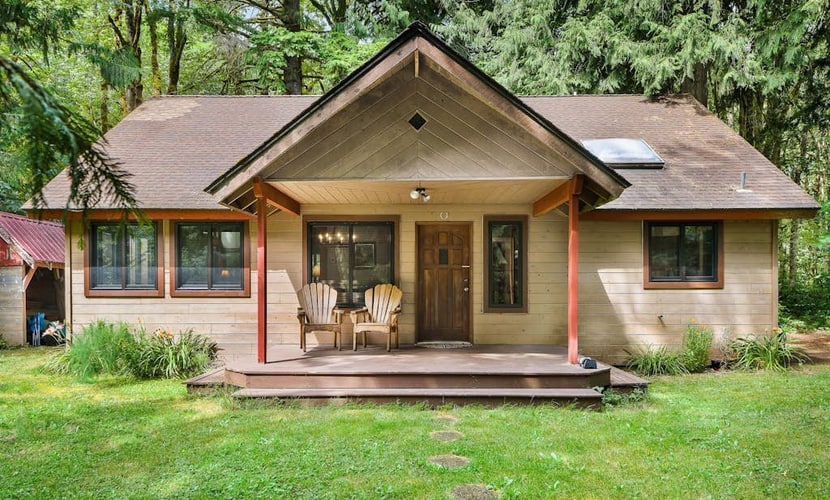 Dog-friendly cabin with fireplace, foosball, outdoor area, firepit, & W/D