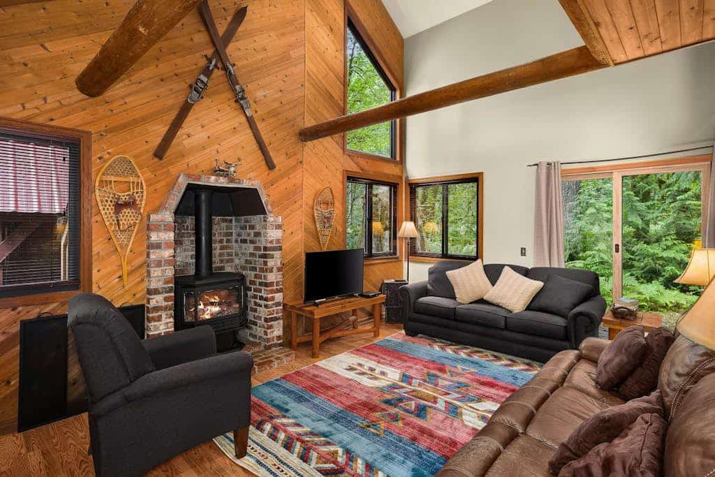Dog-friendly cabin with fireplace, foosball, outdoor area, firepit, & W/D