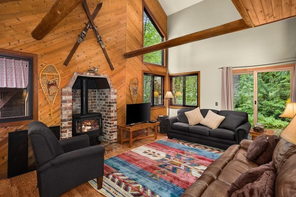 Dog-friendly cabin with fireplace, foosball, outdoor area, firepit, & W/D