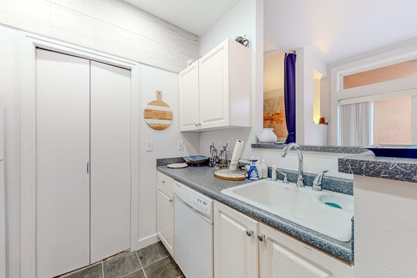 Dog-friendly 5th-floor studio with indoor heated pool, gym, hot tub, & balcony