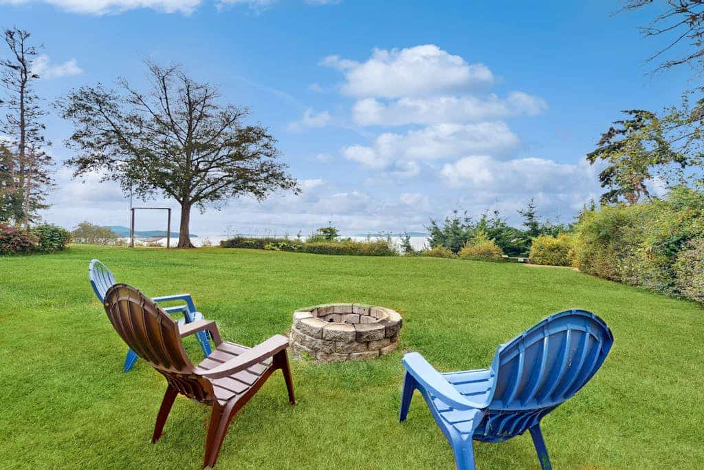Dog and family-friendly escape with deck, bay view, and Wifi