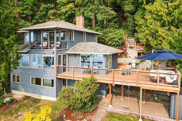Vashon waterfront home with amazing views, beach, and gas firepit
