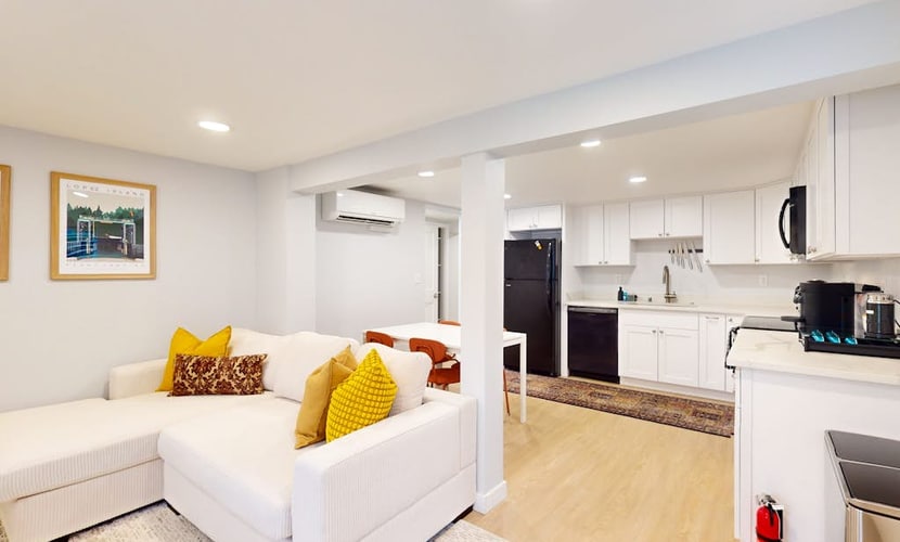 Beautiful basement unit with full kitchen & Wifi in Seattle