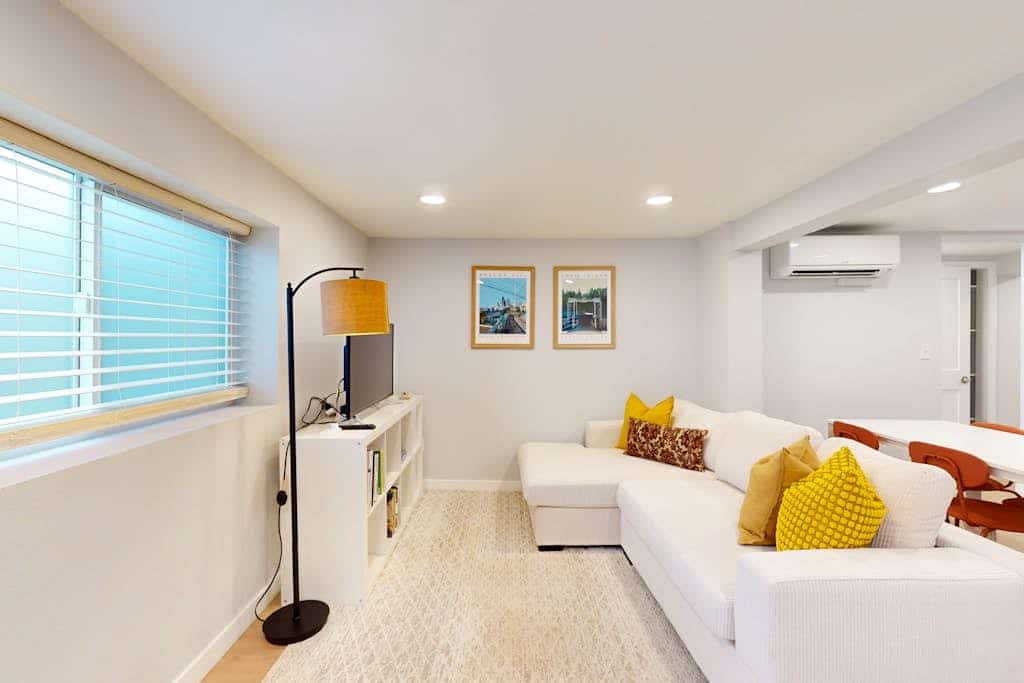 Beautiful basement unit with full kitchen & Wifi in Seattle