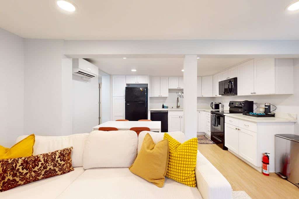 Beautiful basement unit with full kitchen & Wifi in Seattle