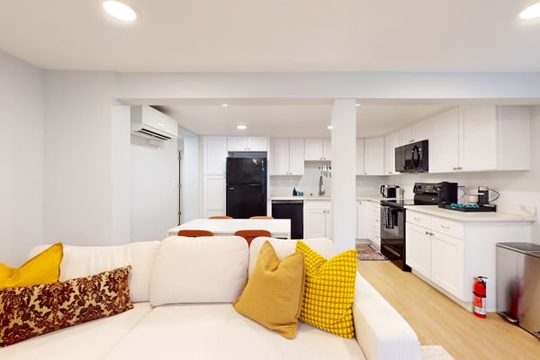 Beautiful basement unit with full kitchen & Wifi in Seattle
