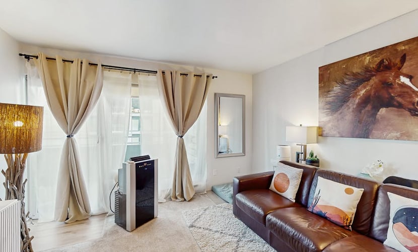 Upscale Seattle condo with skyline views & shared hot tub
