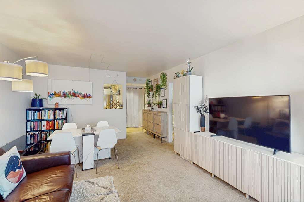 Upscale Seattle condo with skyline views & shared hot tub
