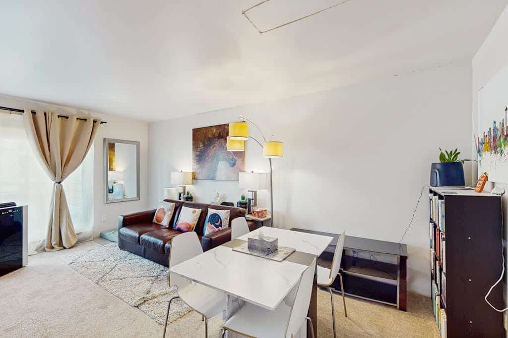 Upscale Seattle condo with skyline views & shared hot tub
