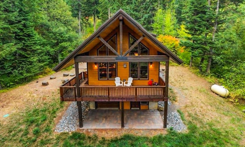 Classic mountain cabin in the woods - just steps from the river