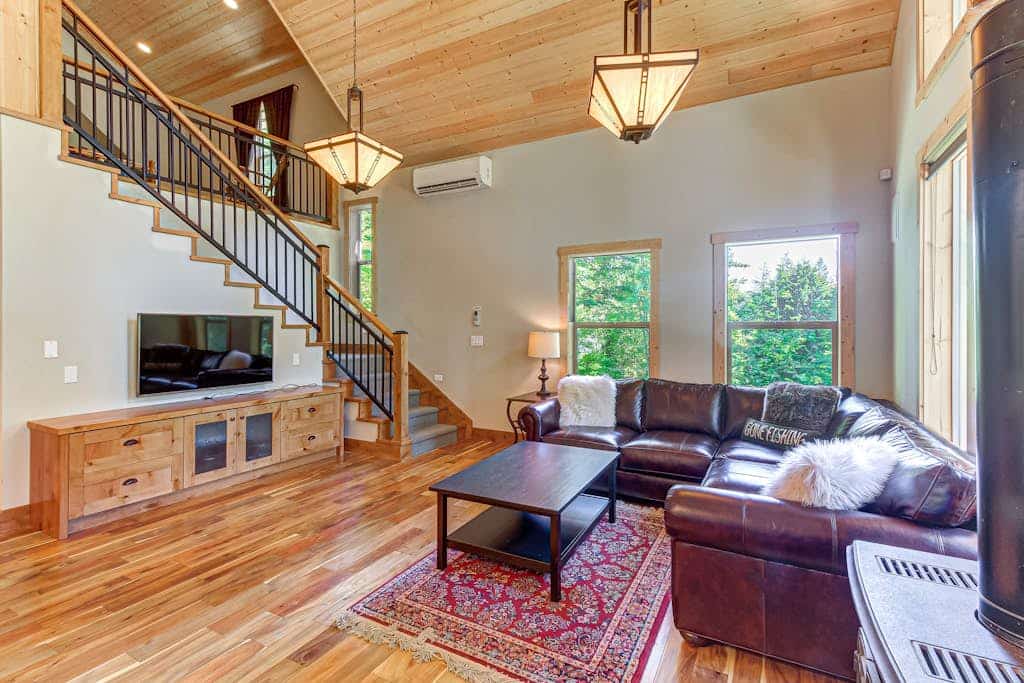 Classic mountain cabin in the woods - just steps from the river