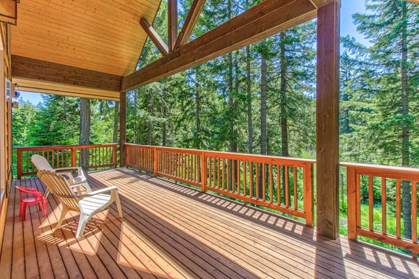 Classic mountain cabin in the woods - just steps from the river
