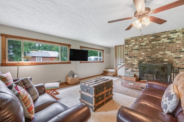 Dog-friendly riverfront home with hot tub, large yard, and fast Wifi