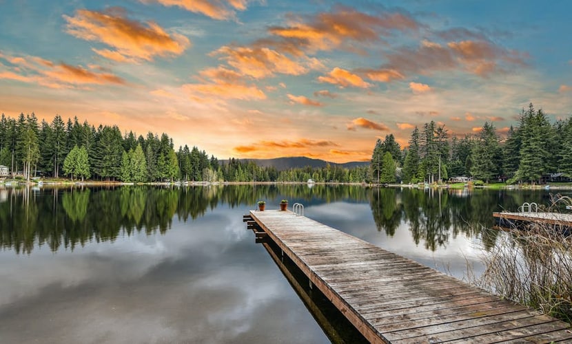 Lakefront cottage with docks, kayak, deck, firepit & beachfront, drive to skiing