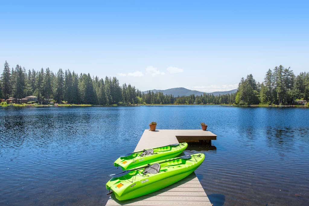 Lakefront cottage with docks, kayak, deck, firepit & beachfront, drive to skiing