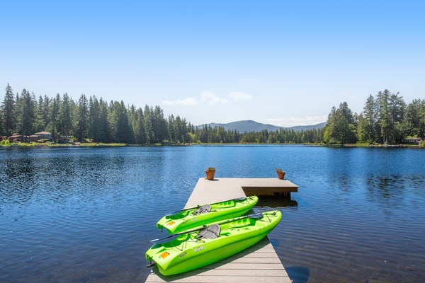 Lakefront cottage with docks, kayak, deck, firepit & beachfront, drive to skiing