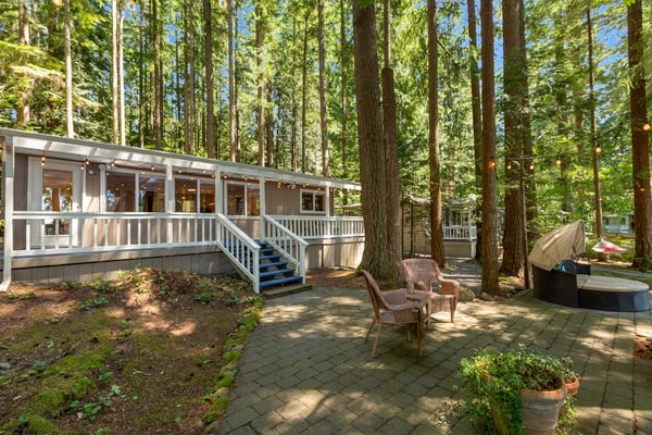 Lakefront cottage with docks, kayak, deck, firepit & beachfront, drive to skiing