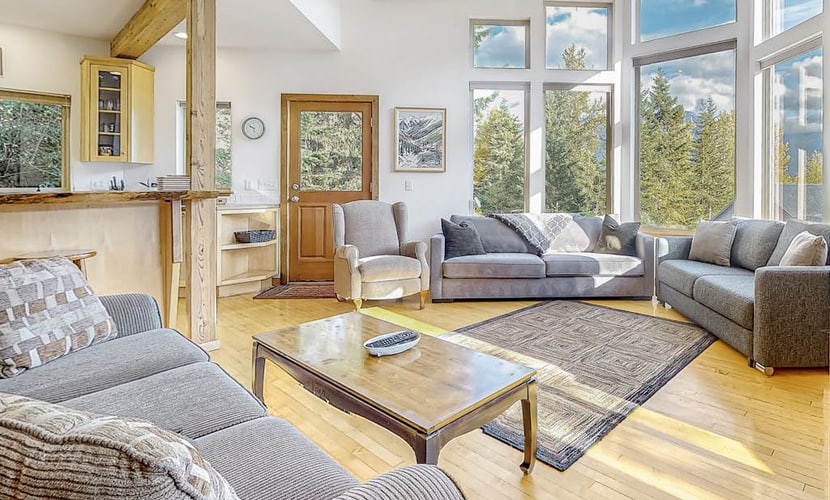 Hillside home with spectacular mountain view, close to Summit East lift