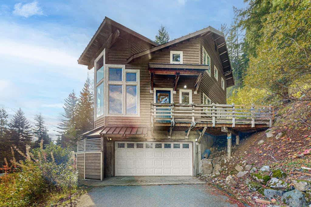 Hillside home with spectacular mountain view, close to Summit East lift
