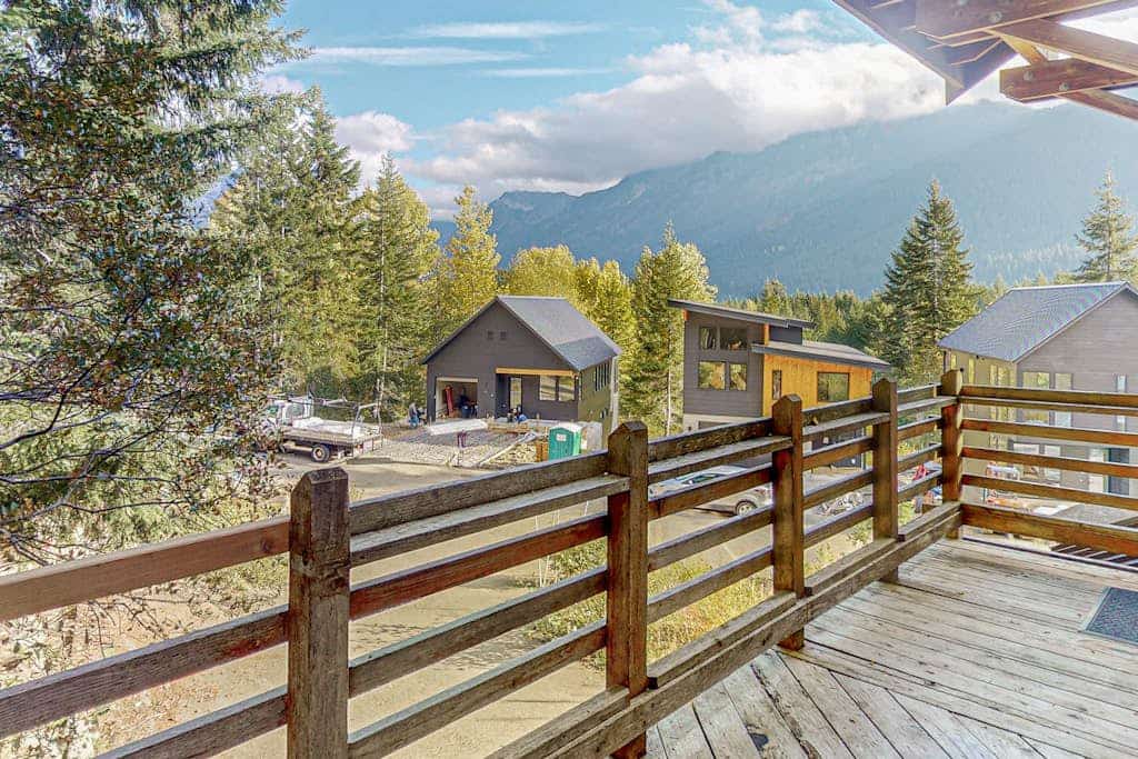 Hillside home with spectacular mountain view, close to Summit East lift