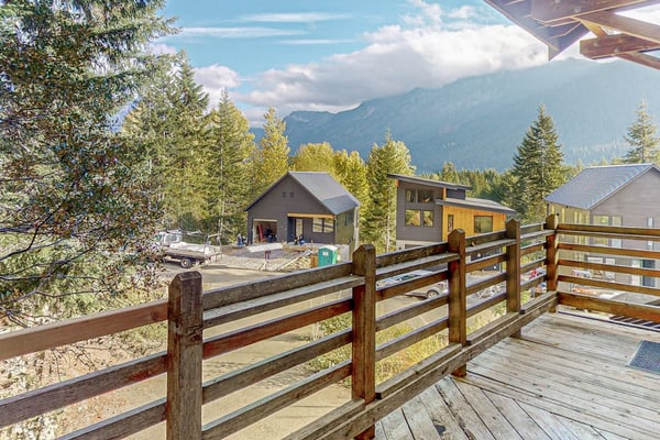 Hillside home with spectacular mountain view, close to Summit East lift