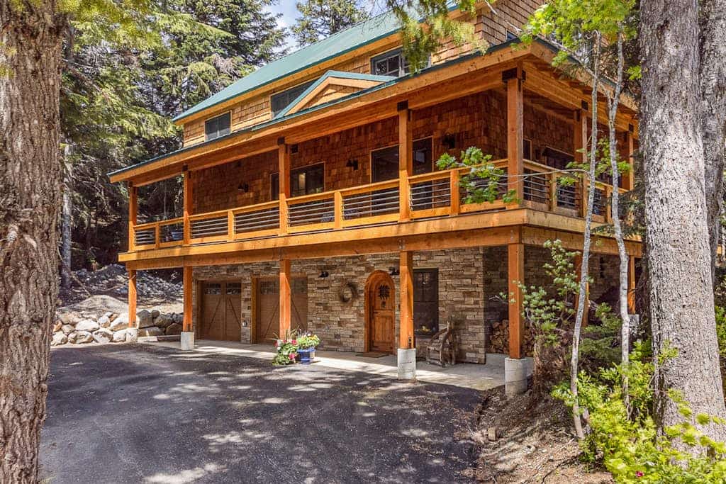 Stunning lodge, Breathtaking Mountain Views,  w/ski in/out access, sauna, & WIFI