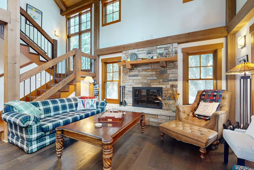 Stunning lodge, Breathtaking Mountain Views,  w/ski in/out access, sauna, & WIFI