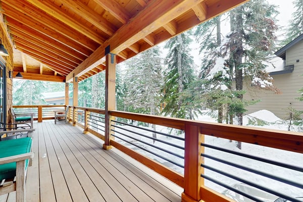Stunning lodge, Breathtaking Mountain Views, w/ski in/out access, sauna, & WIFI