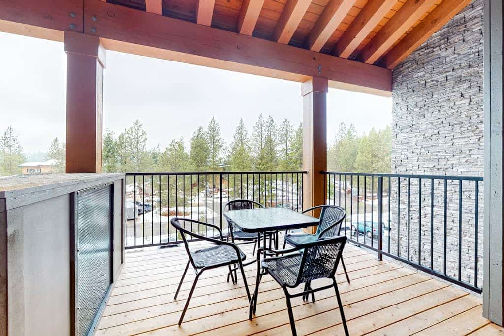 Dog-friendly condo with resort amenities, fireplace, full kitchen, AC, & W/D