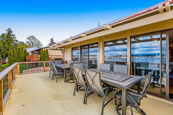 Dog-friendly retreat - huge deck w/ panoramic sound views & jetted tub